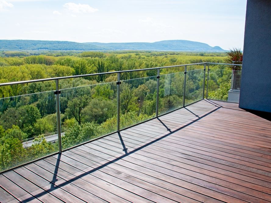 Apartment,Balcony,Scenery,View,With,Exotic,Grooved,Cumaru,Wood,Decking